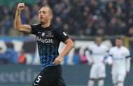 BERGAMO, ITALY - OCTOBER 23:  Andrea Masiello of Atalanta BC celebrates after scoring the opening goal during the Serie A match between Atalanta BC and FC Internazionale at Stadio Atleti Azzurri d'Italia on October 23, 2016 in Bergamo, Italy.  (Photo by Marco Luzzani/Getty Images)